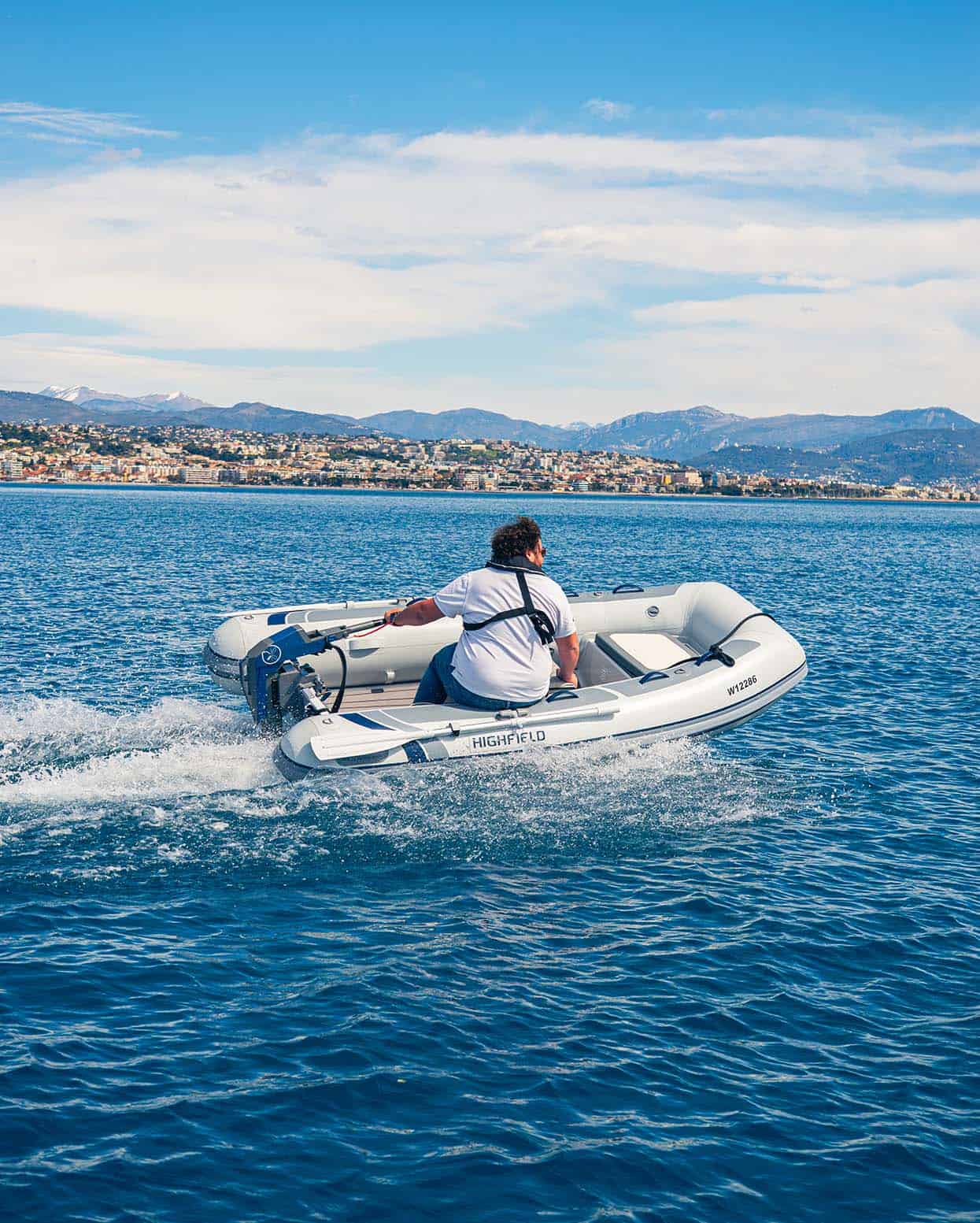 Semi-rigide propulsé par un moteur hors-bord électrique Momentum M10