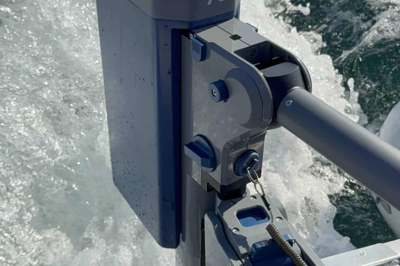 Μπαταρία MB-2 κουμπωμένη πάνω στην ηλεκτρική εξωλέμβια U2
