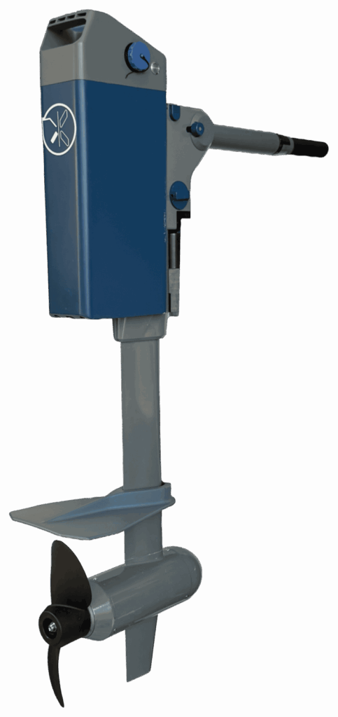 Moteur hors-bord électrique Momentum U2 avec plaque anti-ventilation, vue trois-quarts